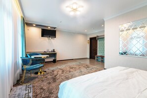 Phòng đôi tiện nghi đơn giản, ban công, quang cảnh thành phố | Bộ trải giường bằng vải cotton Ai Cập, bộ đồ giường cao cấp, minibar 