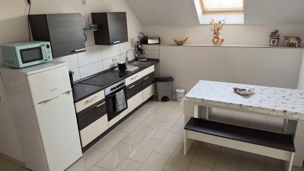 冷蔵庫、電子レンジ、オーブン、コンロ