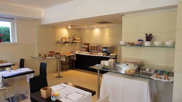 Café da manhã com buffet grátis todos os dias