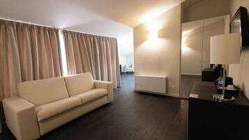 Suite | Brankas, meja kerja, ruang kerja ramah laptop, dan Wi-Fi gratis