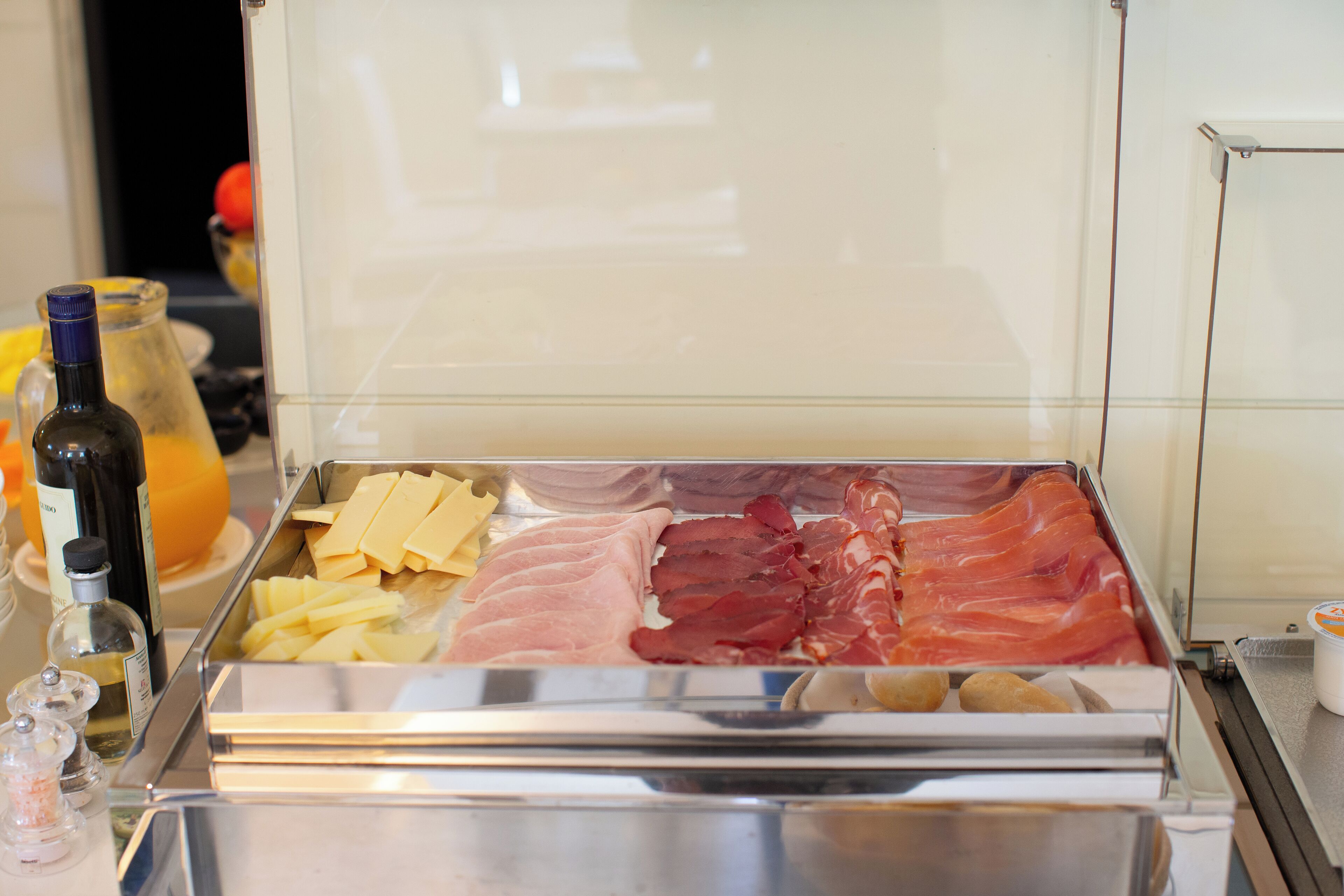 Eine Fleischtheke mit verschiedenen Fleisch- und Käsesorten.