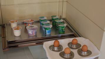 Una estantería de refrigerador con diversos productos lácteos y huevos.