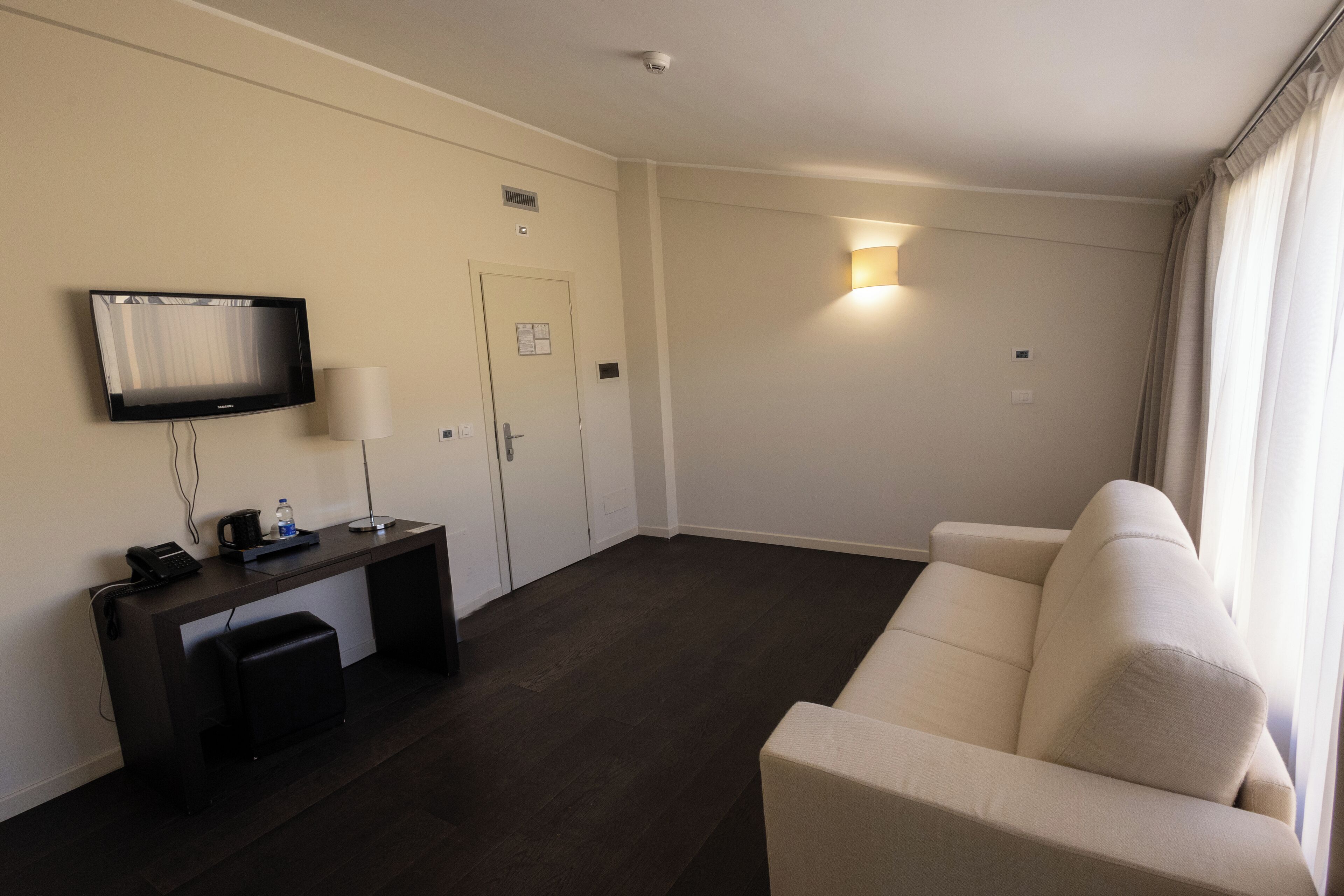 Suite | Caja de seguridad en la habitación y escritorio 