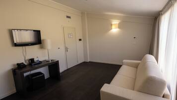 Suite | Brankas, meja kerja, ruang kerja ramah laptop, dan Wi-Fi gratis