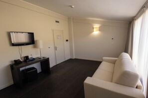 Suite | Pengeskab på værelset, skrivebord, arbejdsområde til bærbare computere