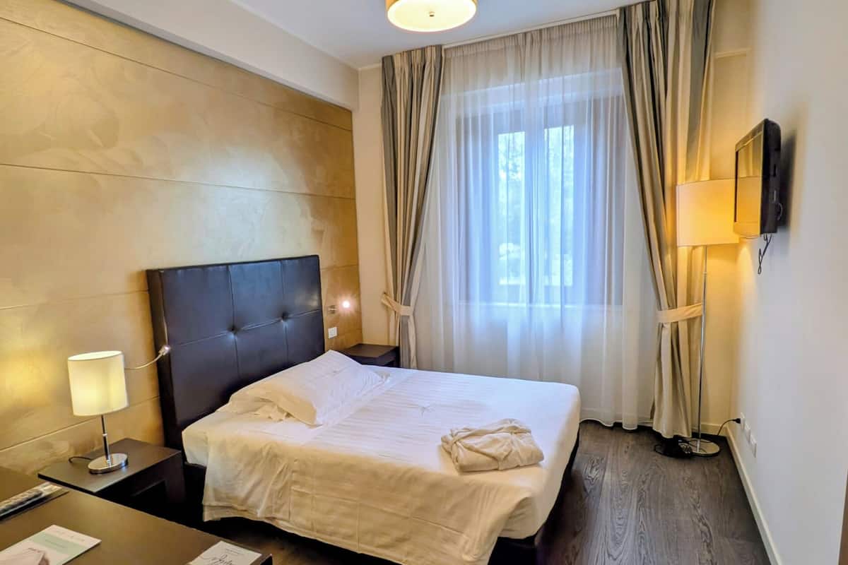 Single Room | In-room safe, desk, laptop workspace, free WiFi