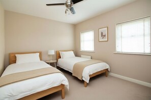 5 bedrooms, iron/ironing board, WiFi