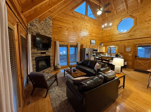 Guest Favorite ~EasyRoads~3bd2bth~MtnViews, GameRm, HotTub, In/OutPool, MiniGolf