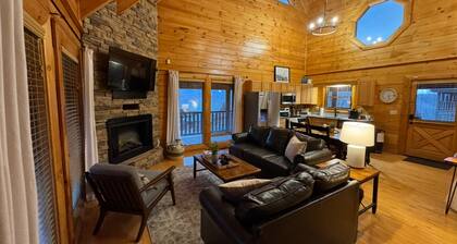 Guest Favorite ~EasyRoads~3bd2bth~MtnViews, GameRm, HotTub, In/OutPool, MiniGolf