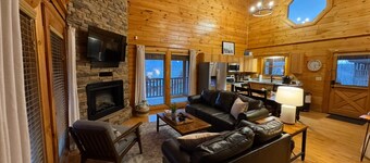 Guest Favorite ~EasyRoads~3bd2bth~MtnViews, GameRm, HotTub, In/OutPool, MiniGolf