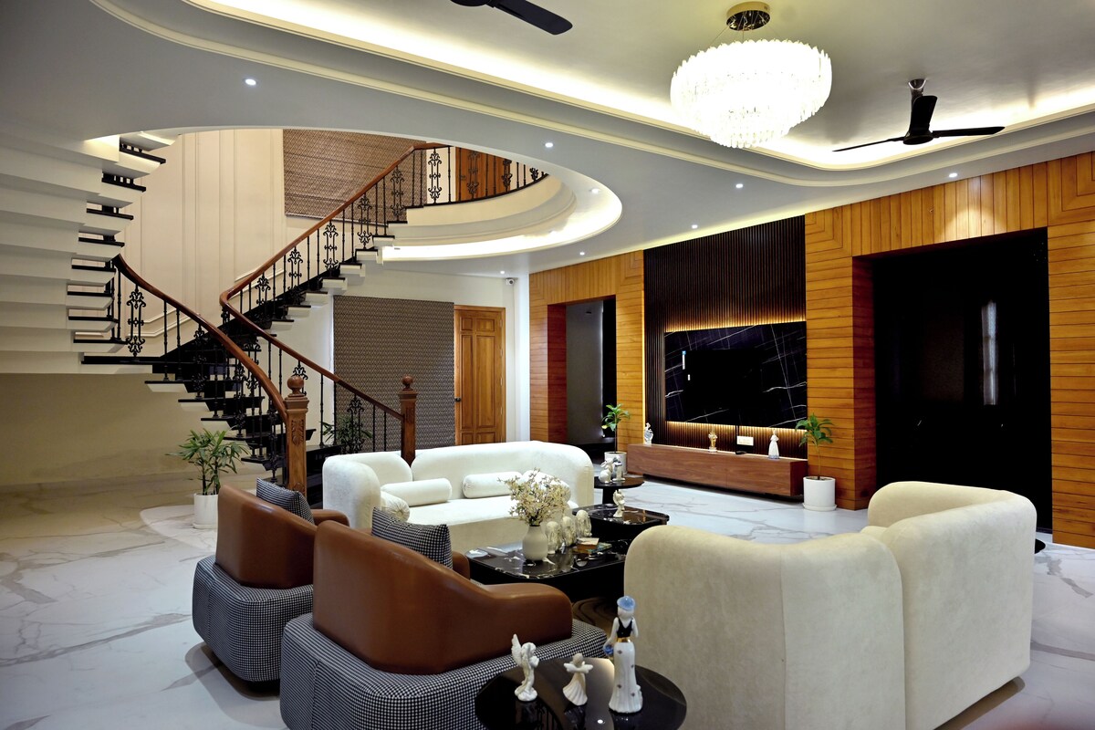 ห้องแฟมิลี่ (Villa) | บริเวณนั่งเล่น | ทีวี 55 นิ้ว พร้อมช่องเคเบิล