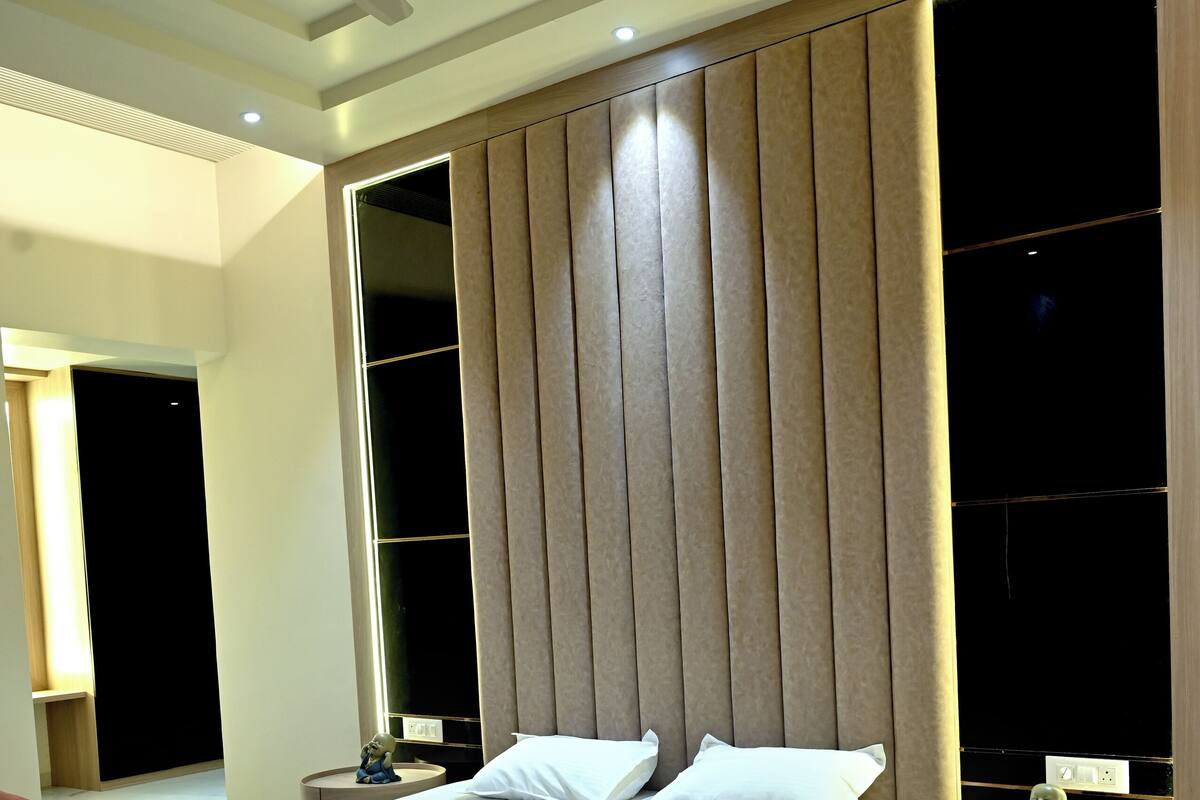 Exclusive Room | Desk, iron/ironing board, free WiFi, bed sheets