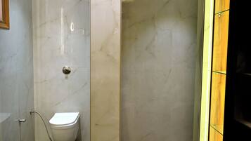 Melbourne | Bathroom | Shower, free toiletries, hair dryer, towels