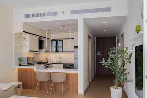 Geladeira, micro-ondas, fogão, cooktop