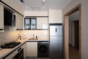 Réfrigérateur, micro-ondes, four, plaque de cuisson