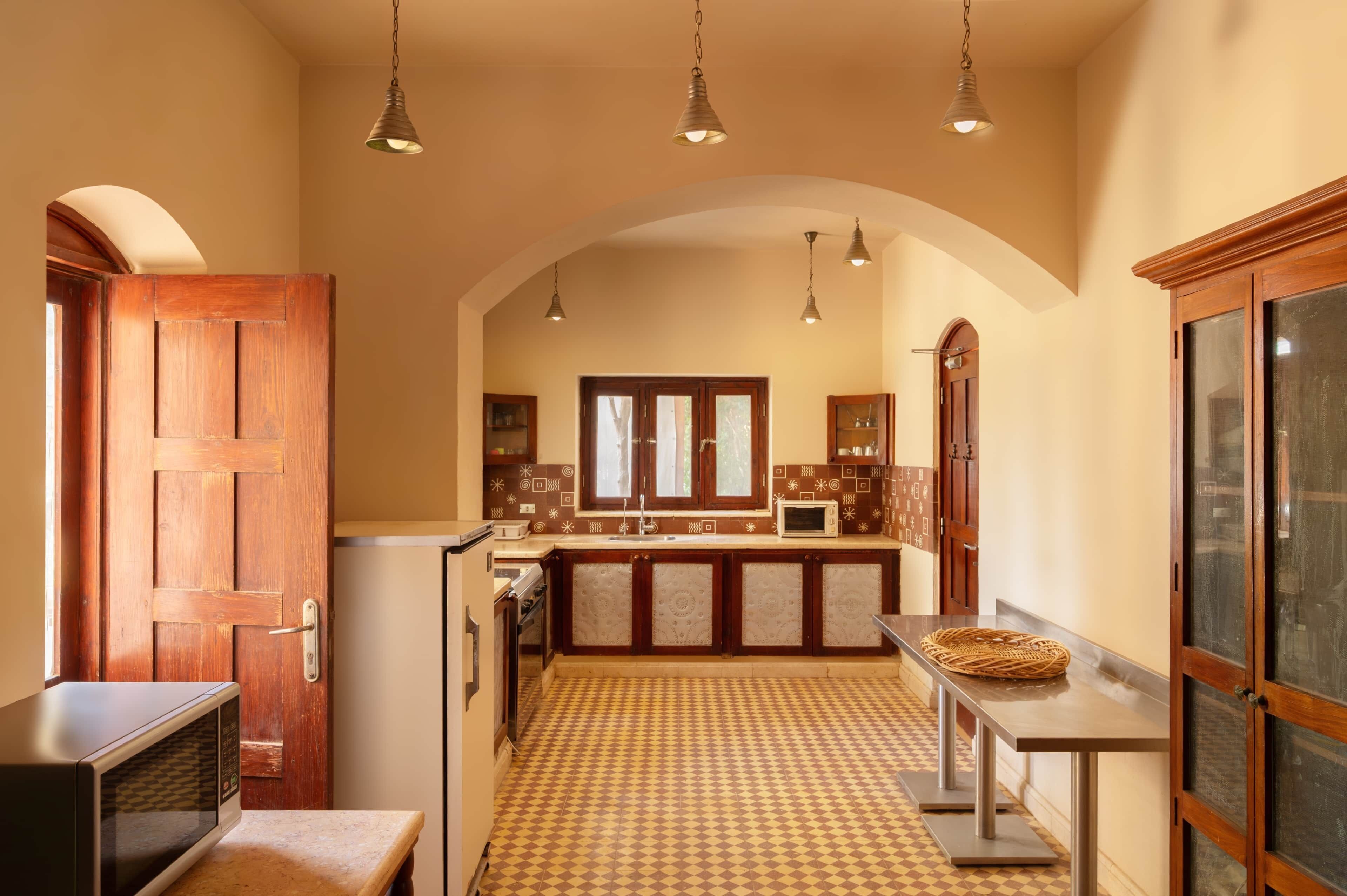 Geladeira, fogão, cooktop, talheres/pratos/utensílios de cozinha