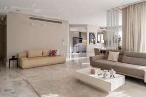 TV - The Sunlit Luxury Suites At AEON Court Yard (6th of October City)