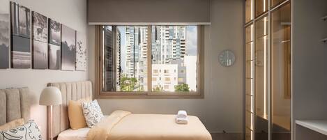 Iron/ironing board, WiFi, bed sheets