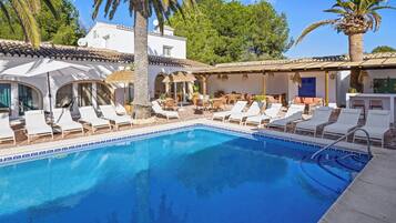 Hồ bơi ngoài trời