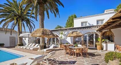 House - Sleeps 10 to 34 - Heated Pool - Parking