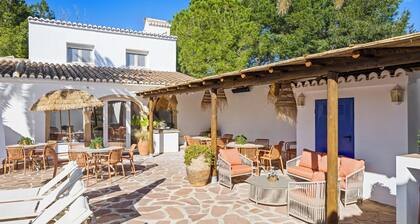 House - Sleeps 10 to 34 - Heated Pool - Parking