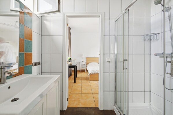 Shower, hair dryer, towels - House - Sleeps 10 to 34 - Heated Pool - Parking (Javea)