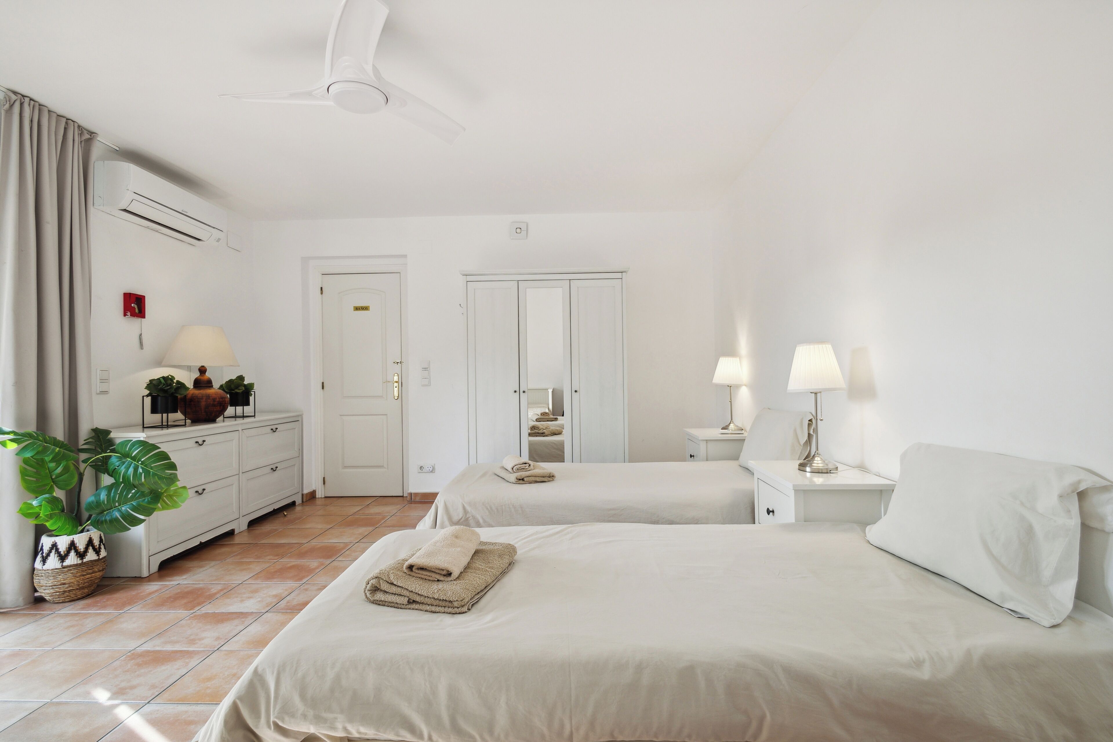 15 phòng ngủ, bàn ủi/dụng cụ ủi quần áo 