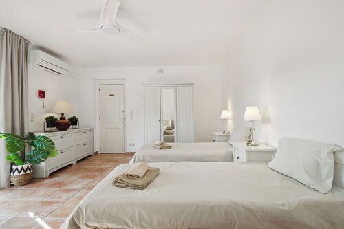 House - Sleeps 10 to 34 - Heated Pool - Parking