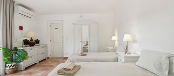 House - Sleeps 10 to 34 - Heated Pool - Parking