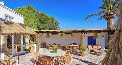 House - Sleeps 10 to 34 - Heated Pool - Parking