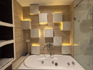 Regadera, tina de hidromasaje, secadora de cabello, bidet 
