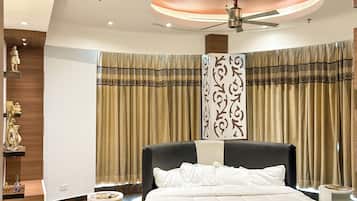 5 bedrooms, iron/ironing board, WiFi, bed sheets