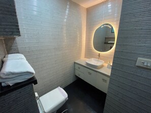 Een douche, een bubbelbad, een haardroger, een bidet