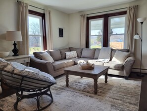 Living area - Cozy 2-bedroom house in peaceful Bernville with out door fire pit area (Bernville)