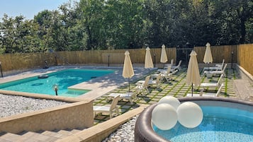 Una piscina al aire libre de temporada