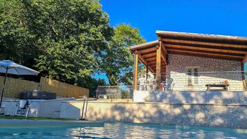 Kauden mukainen ulkouima-allas