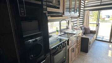 Refrigerador, microondas, horno y parrilla de estufa