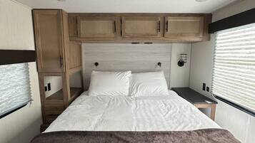 Escritorio, wifi y ropa de cama