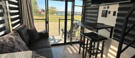 Televisie, een open haard en een stereo