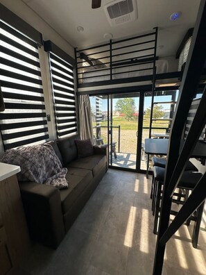 Televisie, een open haard en een stereo