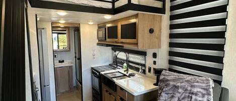 Kjøleskap, mikrobølgeovn, ovn og kokeplater