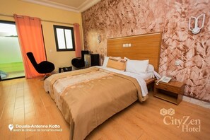 ستائر تعتيم ومكواة/لوح كي وواي فاي مجانًا