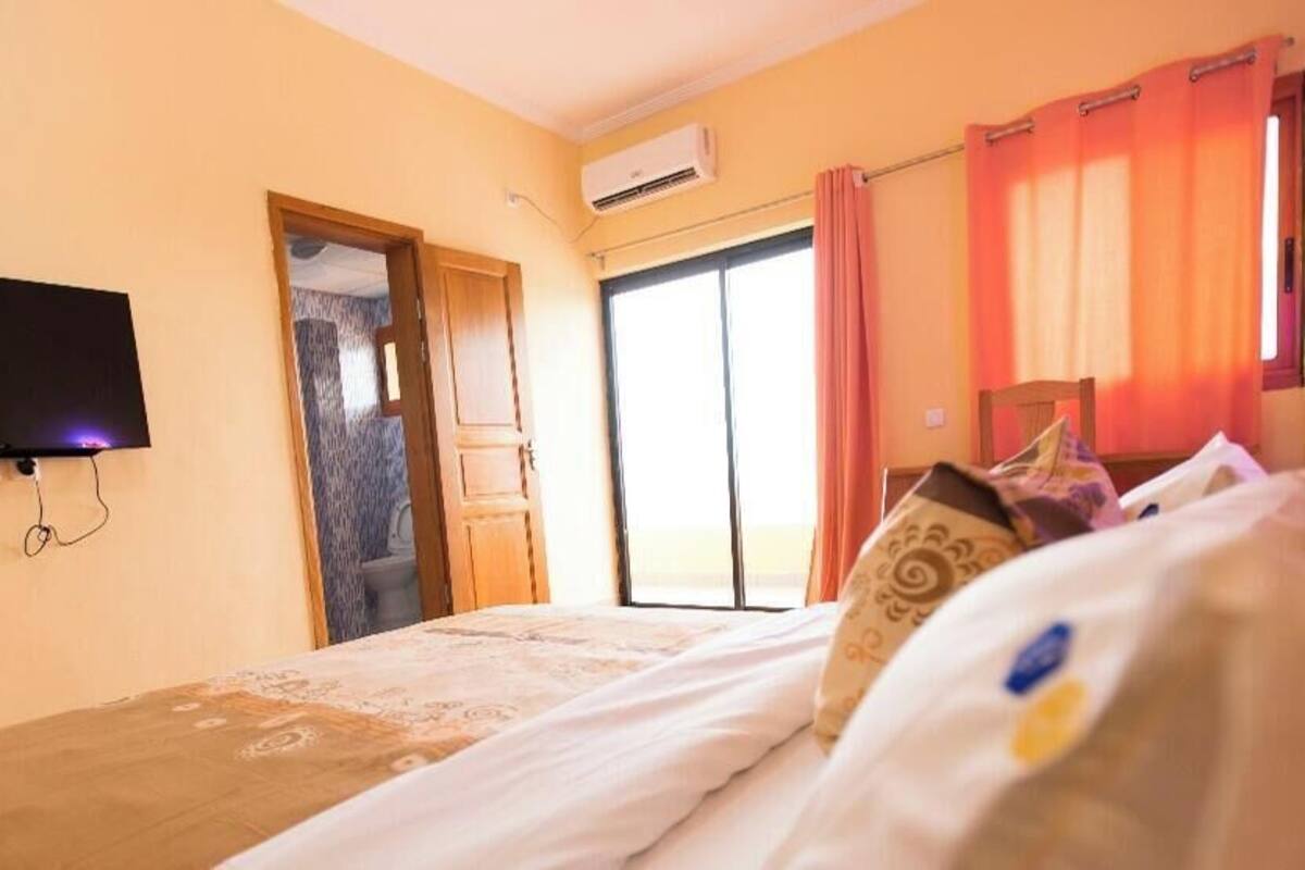 Cortinas blackout, tabla de planchar con plancha y wifi gratis