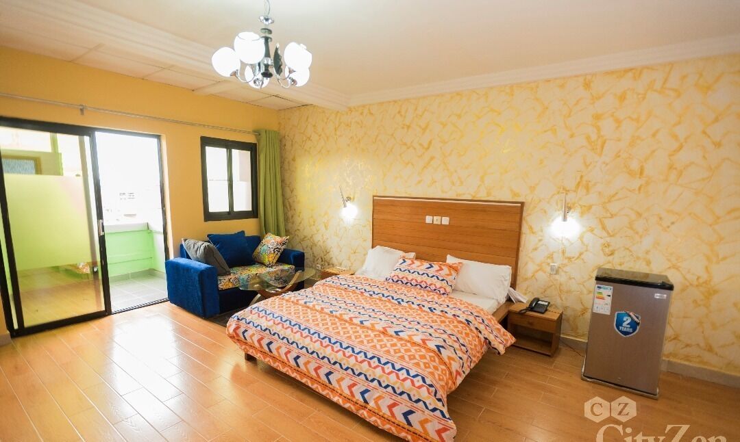 Suite Deluxe, balcon, vue sur la ville | Rideaux d’obscurcissement, fer et planche à repasser