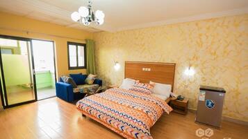 Suite Deluxe, balcon, vue sur la ville | Rideaux d’obscurcissement, fer et planche à repasser
