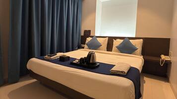 Escritorio y espacio para trabajar con laptop