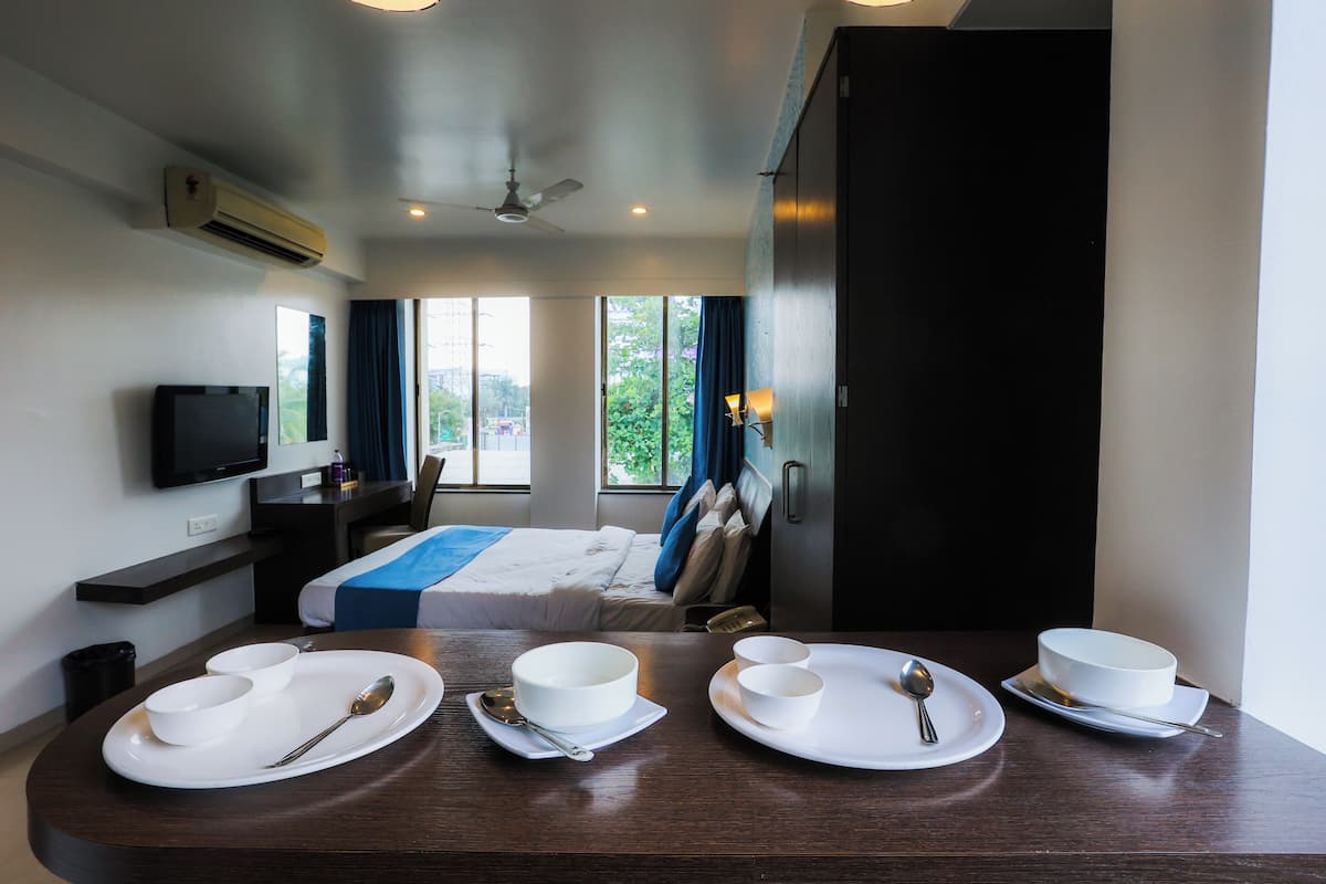 Family Studio | Desk, laptop workspace, iron/ironing board, free WiFi