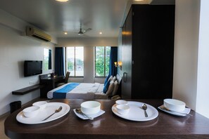 مكتب ومساحة عمل للكمبيوتر المحمول ومكواة/لوح كي وواي فاي مجانًا