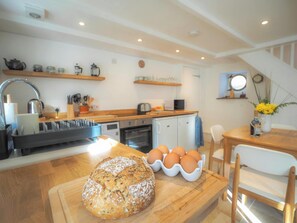 Fridge, microwave, dishwasher, toaster - Gervic Cottage, Llangrannog (Llangrannog)