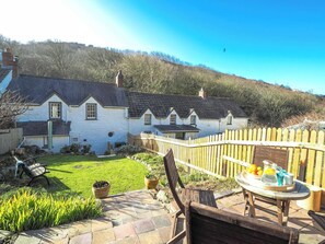 Outdoor dining - Gervic Cottage, Llangrannog (Llangrannog)